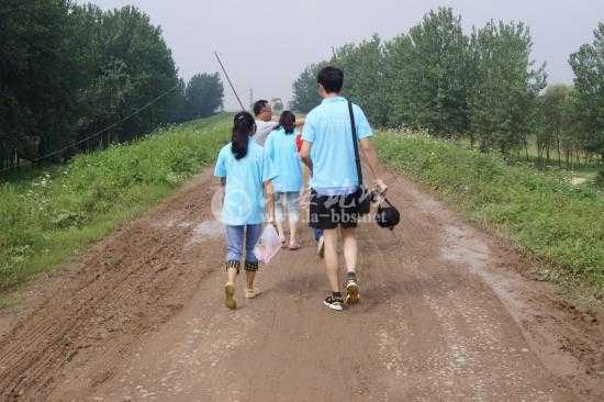 实践小分队在去往造船厂的路上