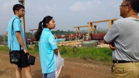 参与社会实践的同学与工作人员正在交谈