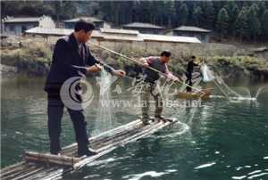 撒网捉鱼.jpg