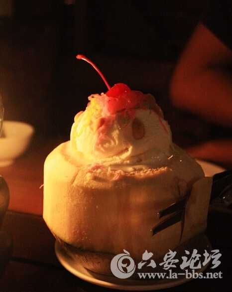 椰子壳里是实心儿的冰激凌