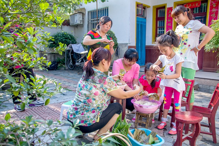 1、“小学徒”。大人们在以寓教于乐的方式教娃包粽子，传递非遗意识和技能。.jpg