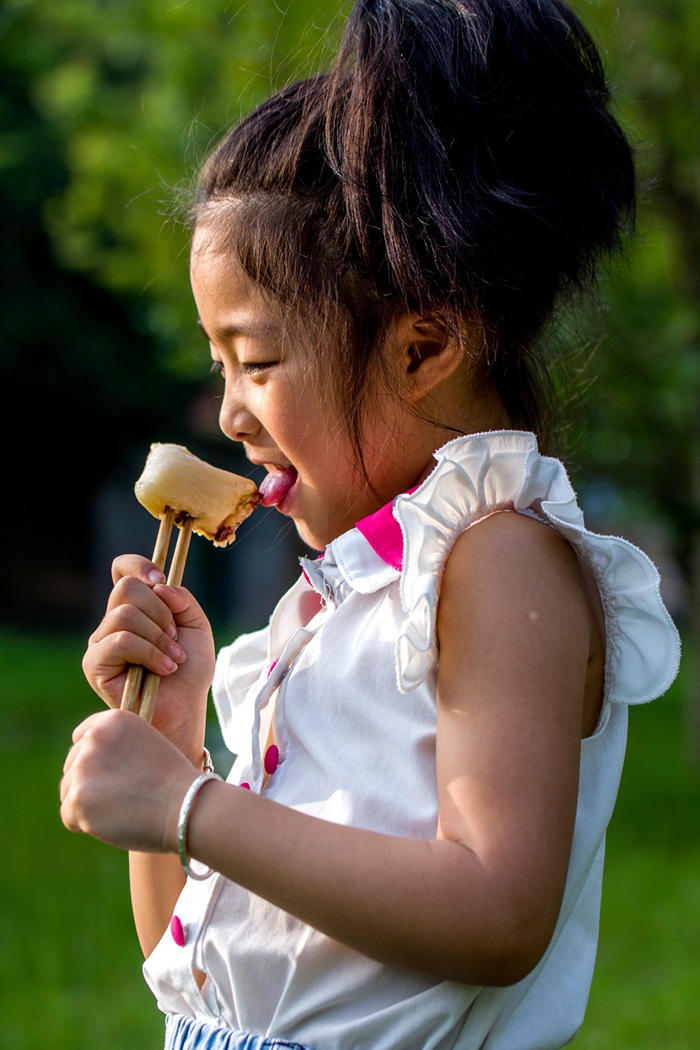 6、吃粽子的女孩（2）。香甜的粽子须细品。伴随着成长，她会对端午文化知道很多，也许.jpg
