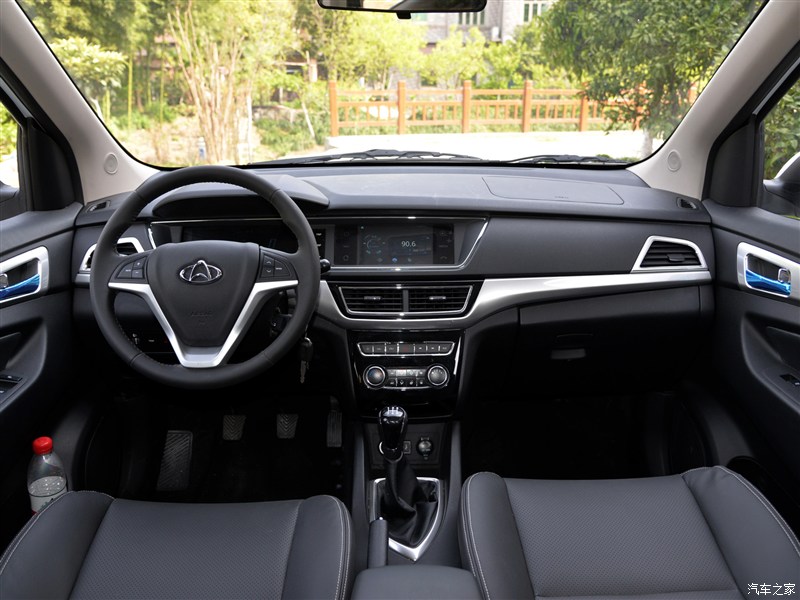 内饰-中控.jpg