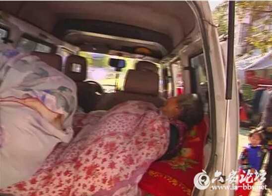 背弃老者睡车厢