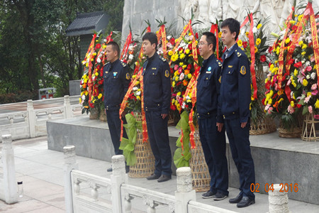 队员向英雄纪念碑敬献花篮