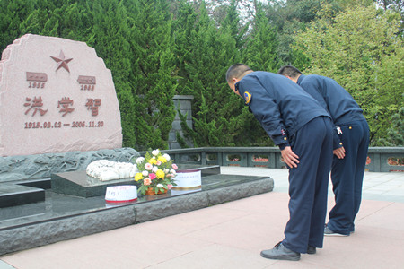 向洪学智墓鞠躬