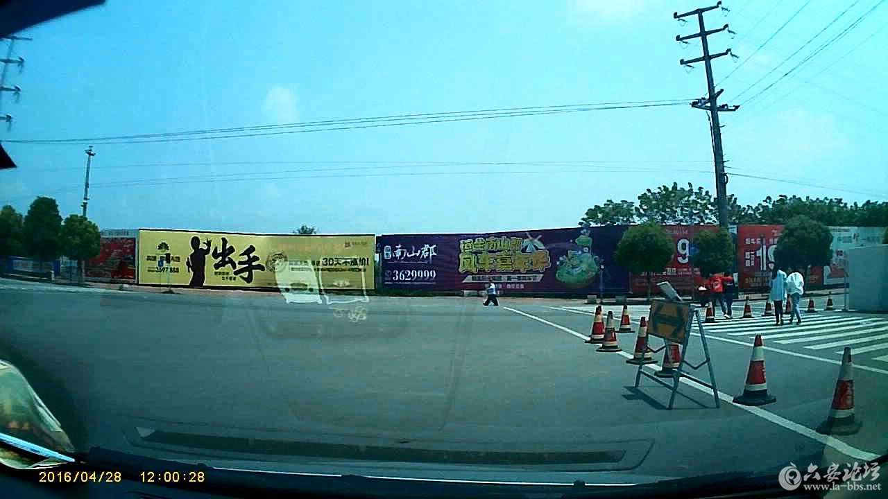 LED箭头灯未开启，所以误以为东侧道路双休通行。