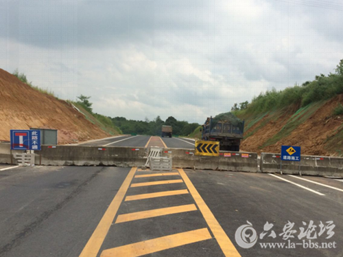 105国道与S366L匝道交叉口防护设施安装到位