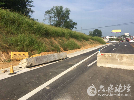 105国道与S366L匝道交叉口防护被破拆、路面受损