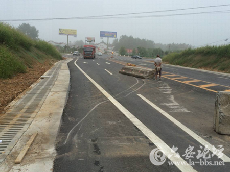 防护设施被破拆、路面受损严重