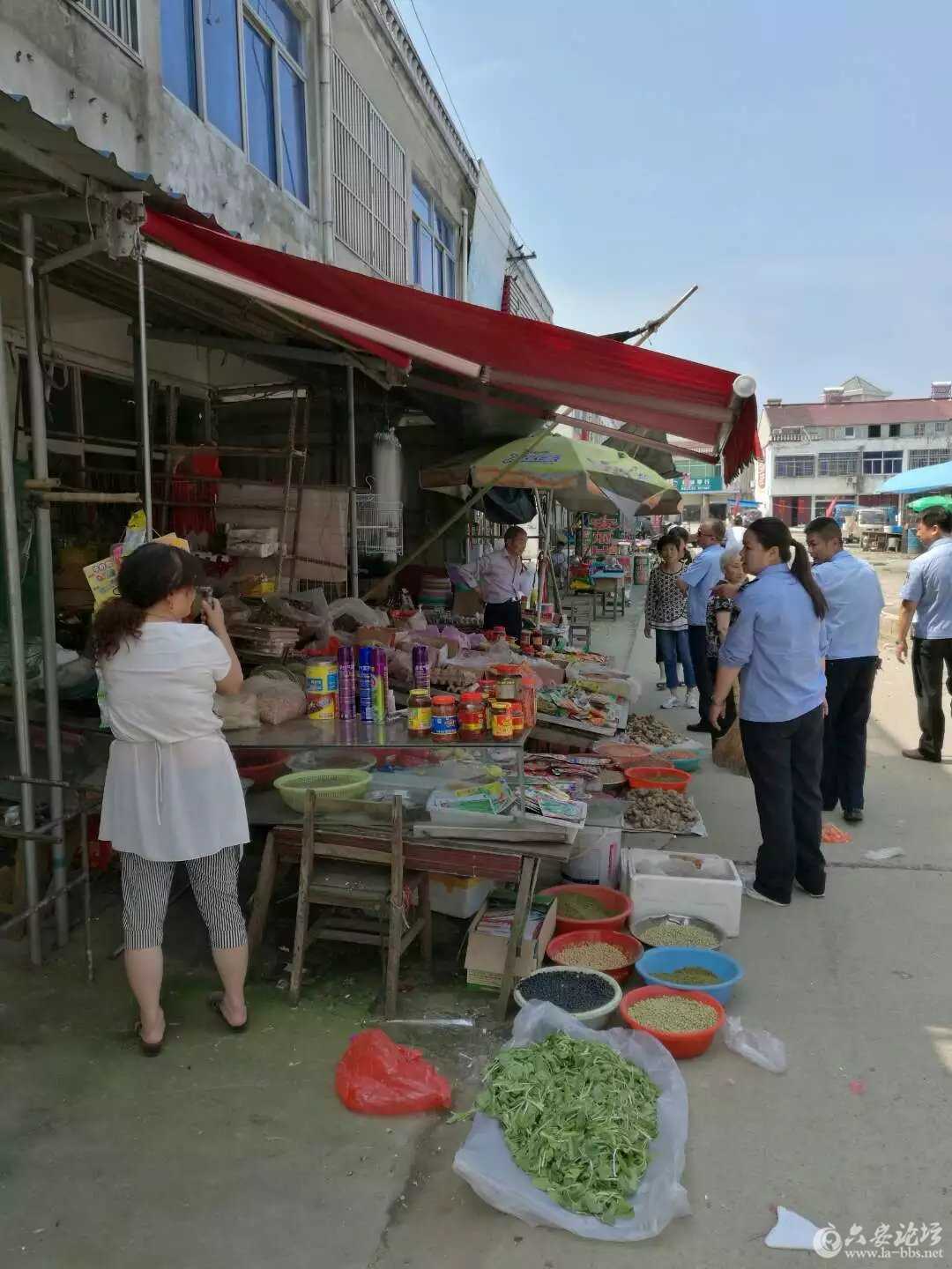看到城管在提前宣传，叫占道经营的户子自己整改，还是比较文明的
