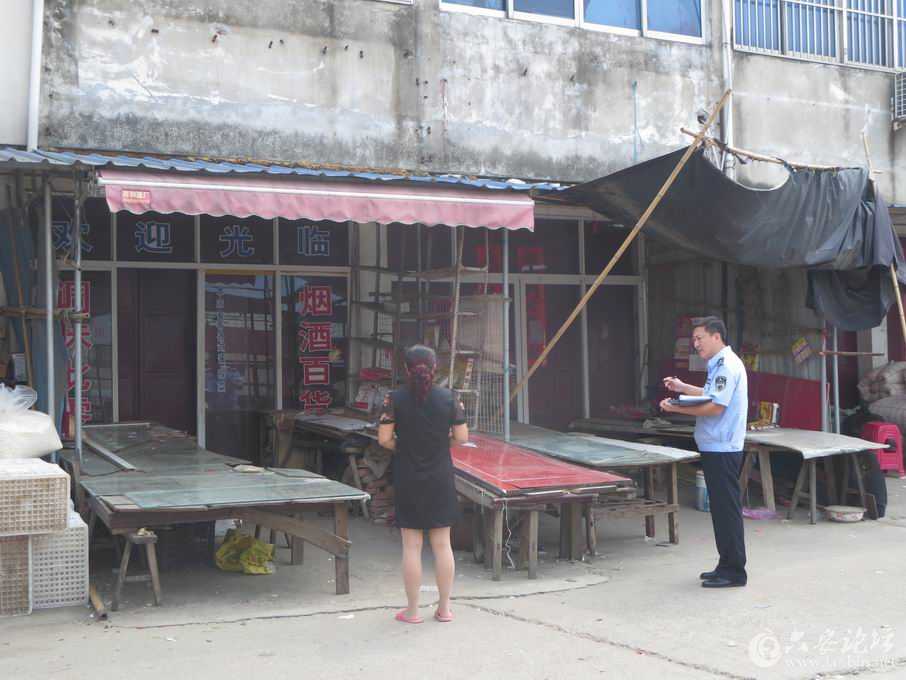 在通知商户自己搬东西，不要占道经营，好像还发了通知书