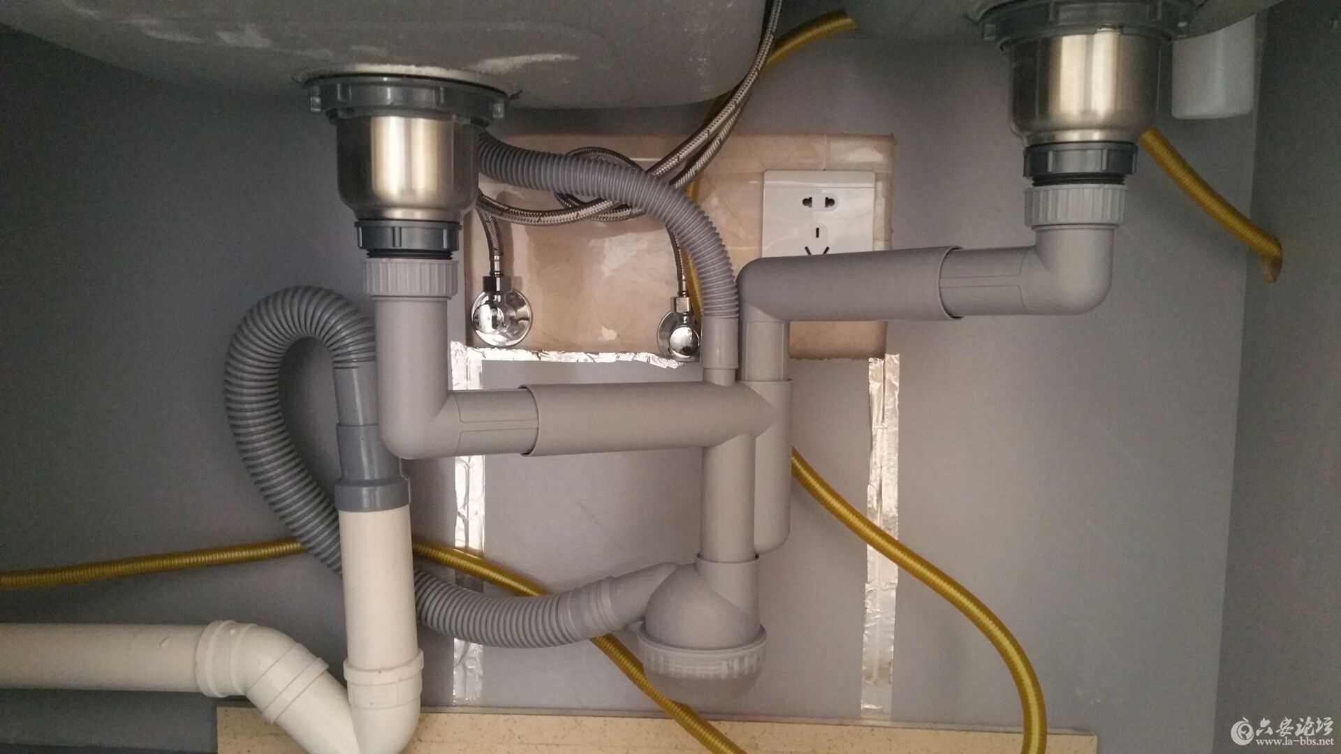 安装不专业橱柜后挡板损坏