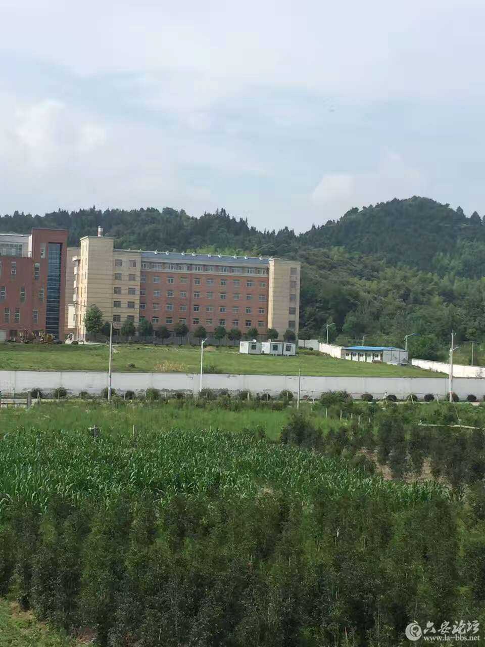 离复读中心步行5分钟