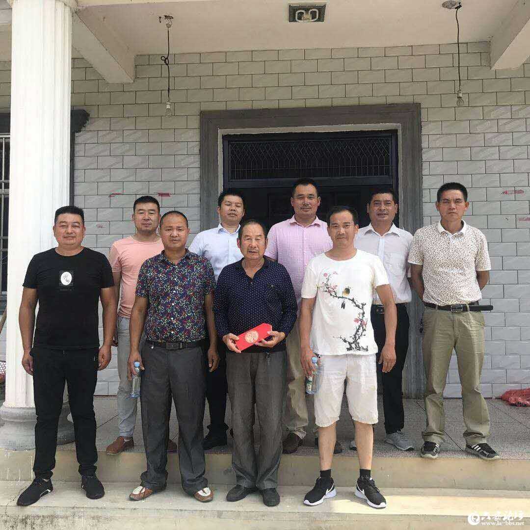 探望独山镇病重战友家人