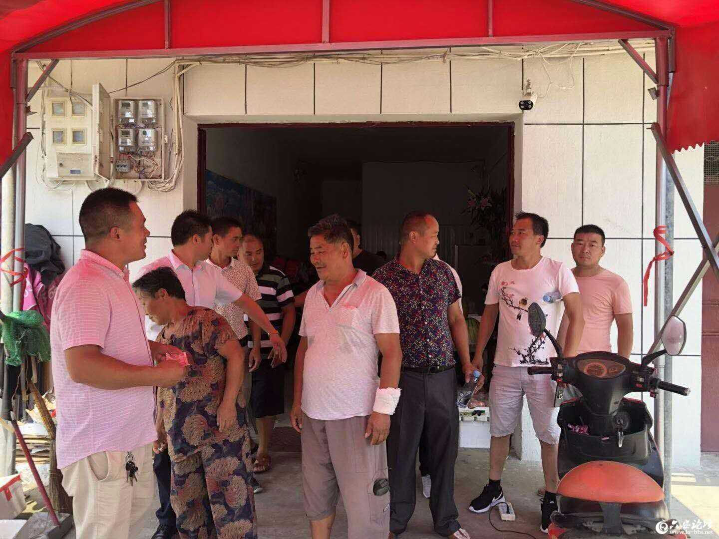 探望江家店镇牺牲战友家人