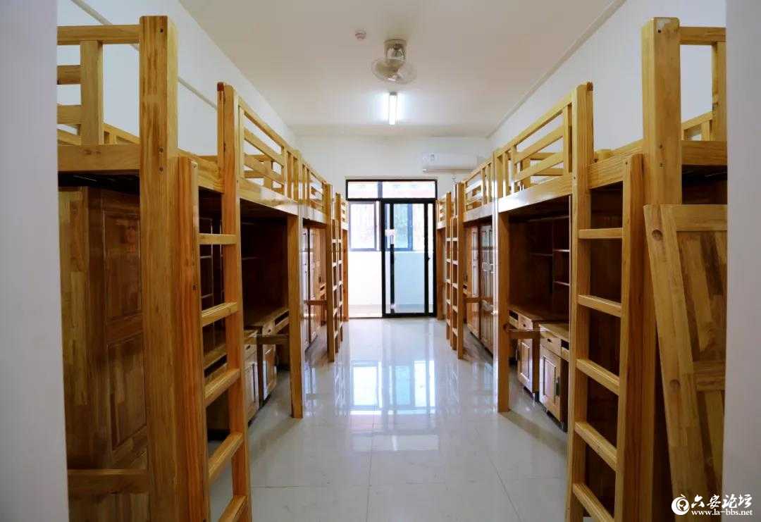 六安网事 今日资讯宿舍楼每个房间有6张床铺 想冲个澡,请刷校园卡