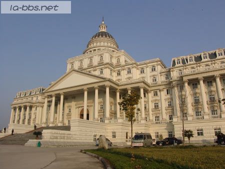 阜阳区政府耗资三千万元建成美国白宫！！！（图）