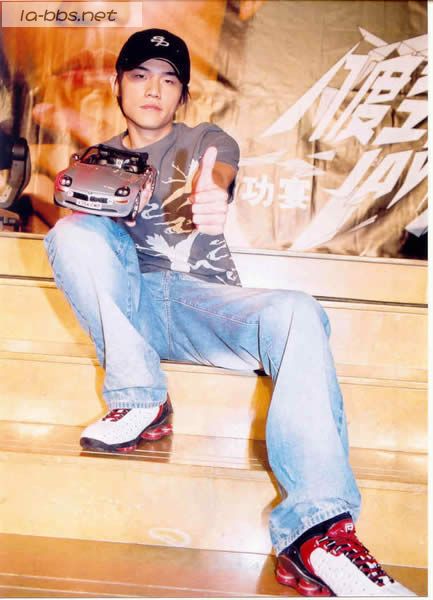 [转帖]周杰伦从小到大的照片....