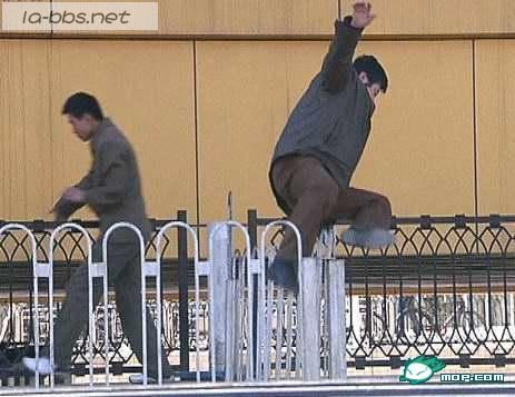 一男子街头模仿刘翔，结果。。在mop上看的