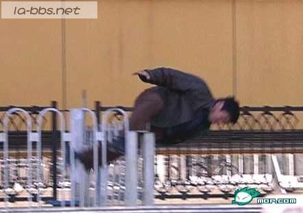 一男子街头模仿刘翔，结果。。在mop上看的