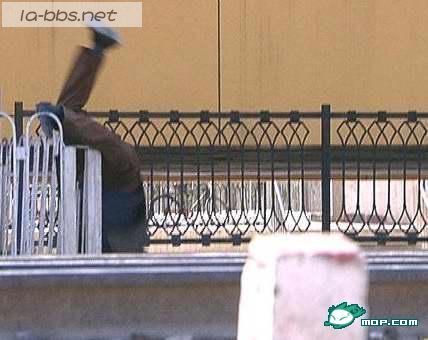 一男子街头模仿刘翔，结果。。在mop上看的