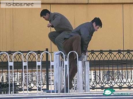 一男子街头模仿刘翔，结果。。在mop上看的