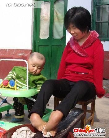 震撼！残疾妈妈是如何喂养孩子的？一起送祝福吧！