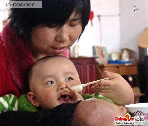 震撼！残疾妈妈是如何喂养孩子的？一起送祝福吧！