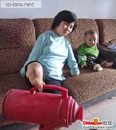 震撼！残疾妈妈是如何喂养孩子的？一起送祝福吧！