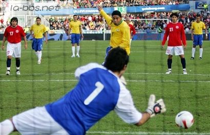 小罗梅开二度卡卡建功 友谊赛巴西4-0胜智利