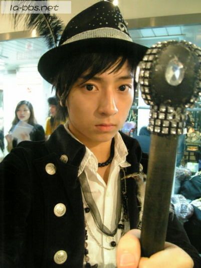 偶不太喜欢师洋，不过发现男生带隐形眼镜更可爱哈