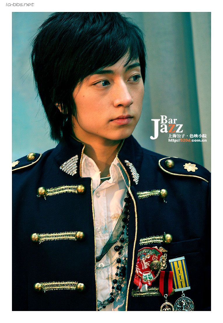 偶不太喜欢师洋，不过发现男生带隐形眼镜更可爱哈