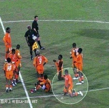 足球比赛时的大胆行为，这人太牛了！！