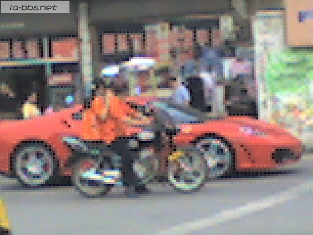 ★  一中门口拍到的“法拉利”跑车