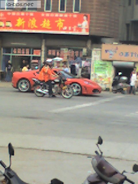 ★  一中门口拍到的“法拉利”跑车