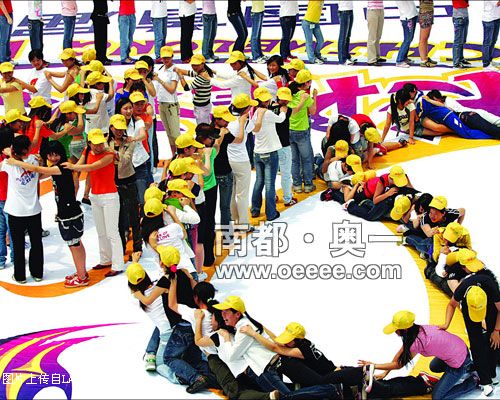 广州美女白领玩“人肉多米诺”减压