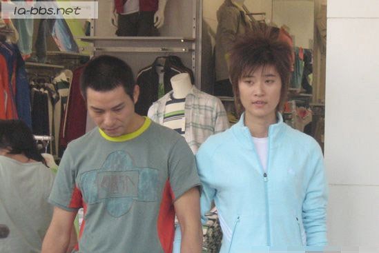 哇噻！“刘德华”和“李宇春”手挽手在逛街！