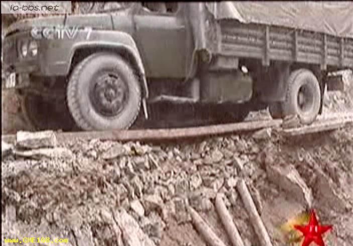 只有中国军人才敢在这种路上开车