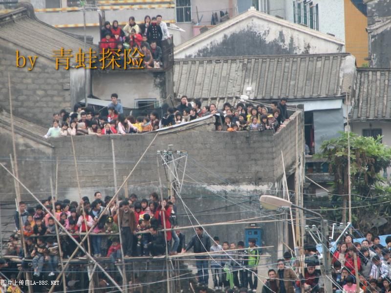 猜猜这成千上万人在干吗？