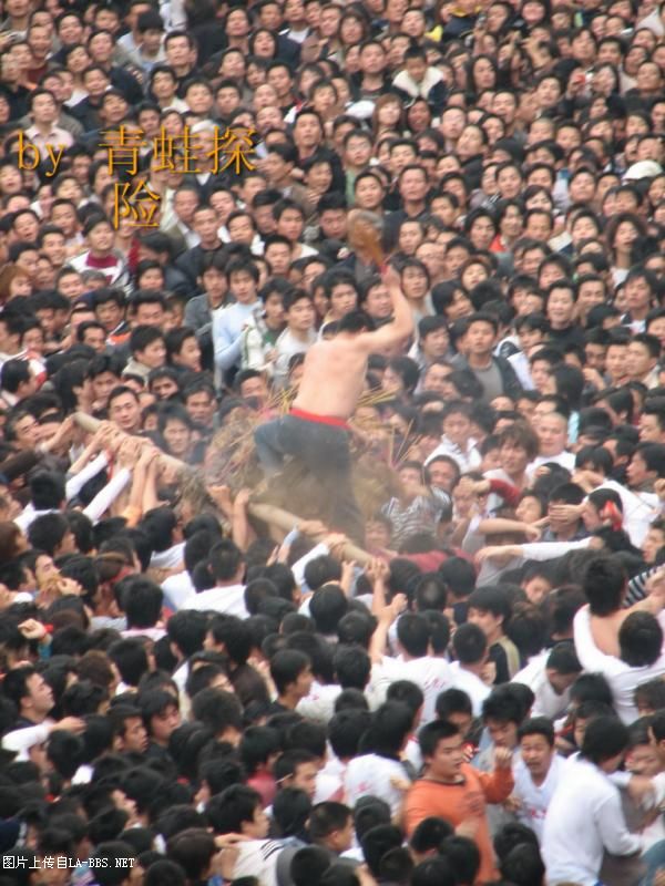 猜猜这成千上万人在干吗？