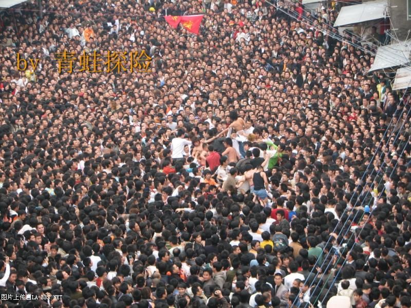 猜猜这成千上万人在干吗？