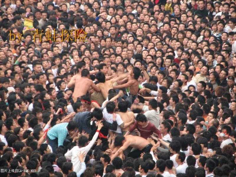 猜猜这成千上万人在干吗？