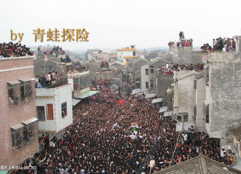 猜猜这成千上万人在干吗？