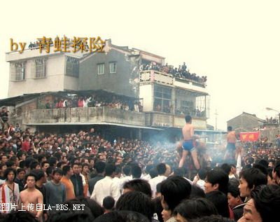 猜猜这成千上万人在干吗？