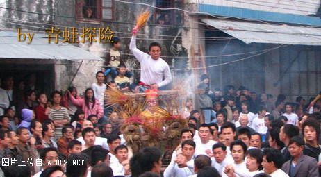 猜猜这成千上万人在干吗？