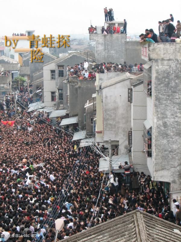 猜猜这成千上万人在干吗？