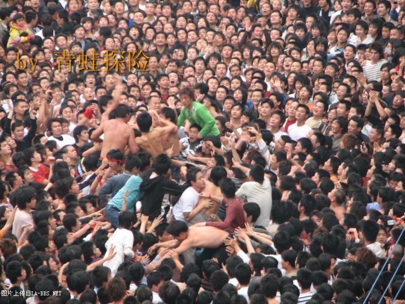 猜猜这成千上万人在干吗？