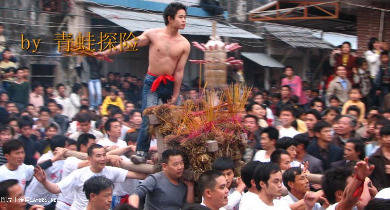 猜猜这成千上万人在干吗？