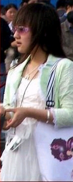 猜猜这个是论坛里的谁?偷拍的哦